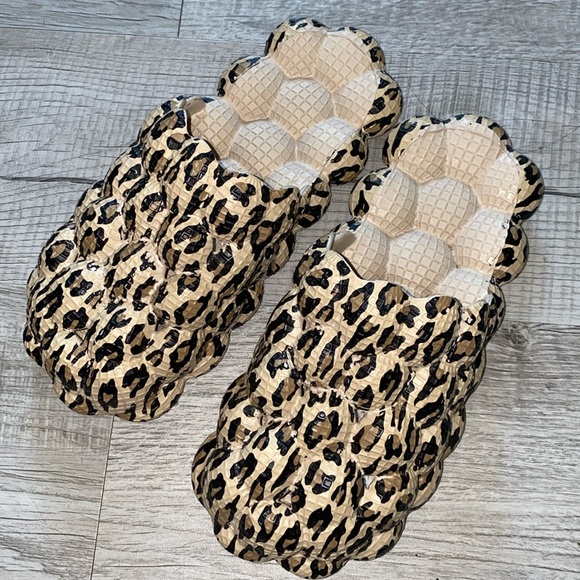 Slippers 9 - Picture 1 of 3